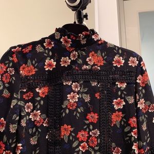 Floral dress with details and sleeves